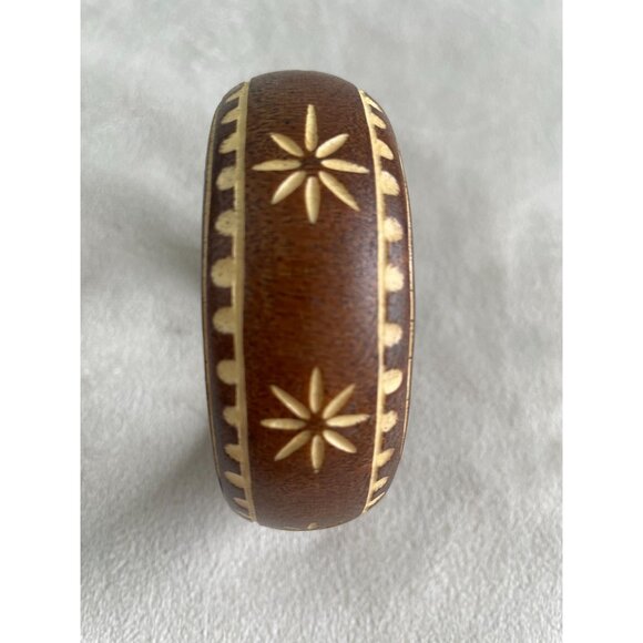 Wide Hand-Carved Wooden Bangle Bracelet Floral Design Hippy Happie Boho Stain - Picture 2 of 3